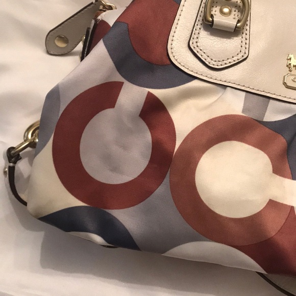 Coach small handbag - barely used - Picture 4 of 7